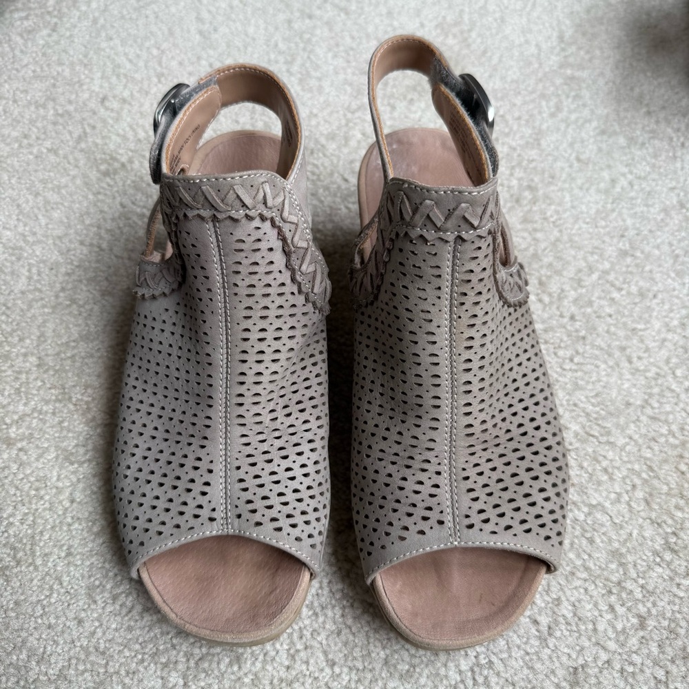 Earth Ivy Syrah perforated leather sandal 6.5m